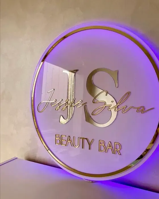Logo en néon LED personnalisé posé en décoration intérieure dans un salon de coiffure