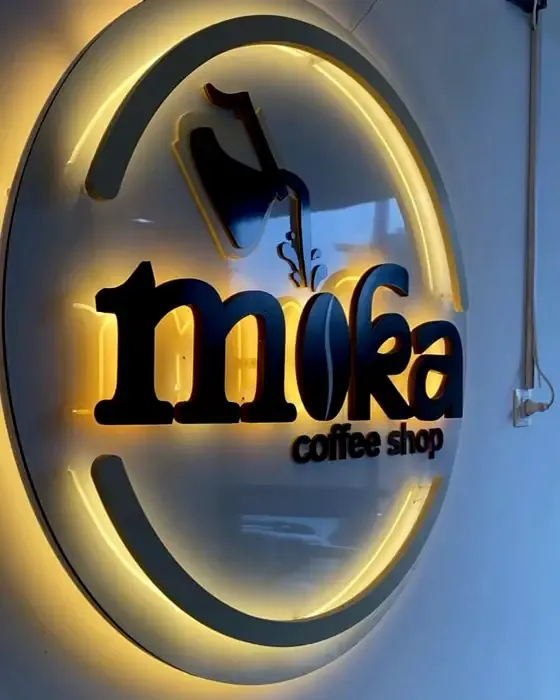 Logo en néon LED personnalisé posé en décoration intérieure dans un café