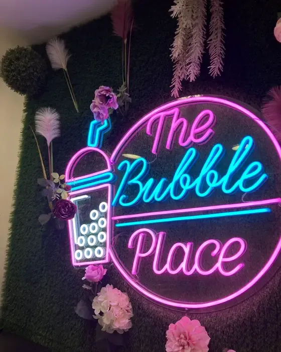 Logo en néon LED personnalisé posé en décoration intérieure dans un bar à desserts