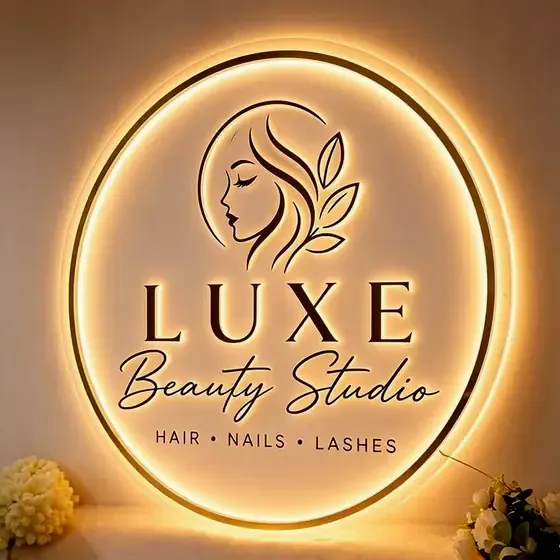 Logo en néon LED personnalisé posé en décoration intérieure dans un institut de beauté